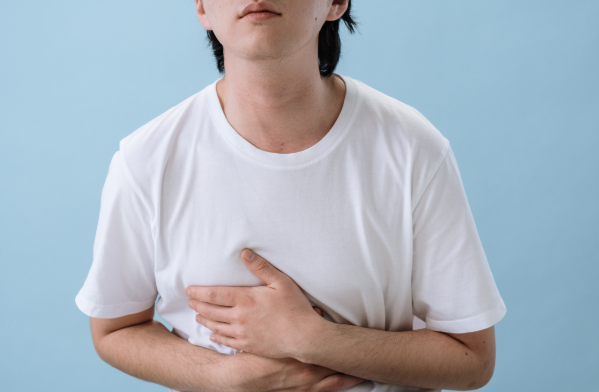 배를 부여잡고 있는 사진