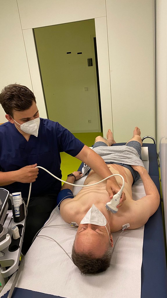 경동맥협착증 진단검사 중 초음파 검사 사진