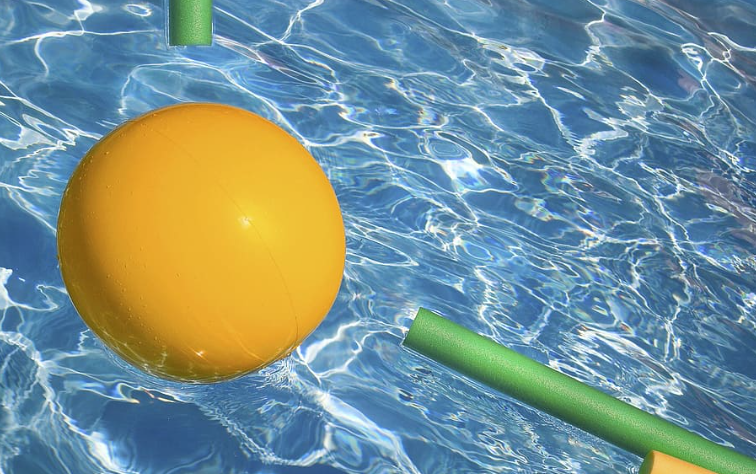 물 위에 떠있는 공과 봉 사진