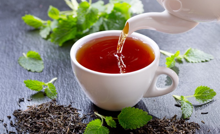 홍차를 잔에 따르고 있는 그림